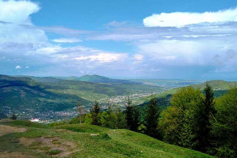 Краєвид Яремче в долині Пруту серед карпатських гір