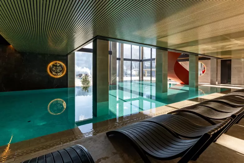 Внутрішній басейн і лежаки у Gold Palace Wellness & Spa