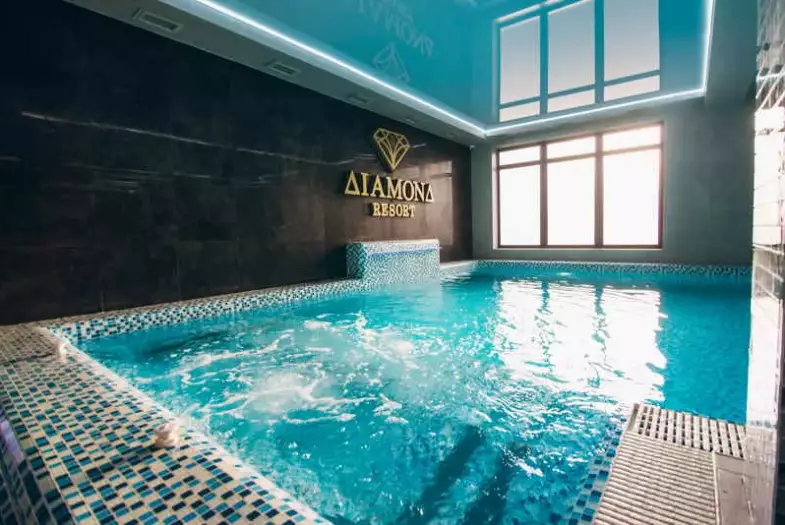 Басейн із мозаїчним оздобленням у Diamond Resort Black