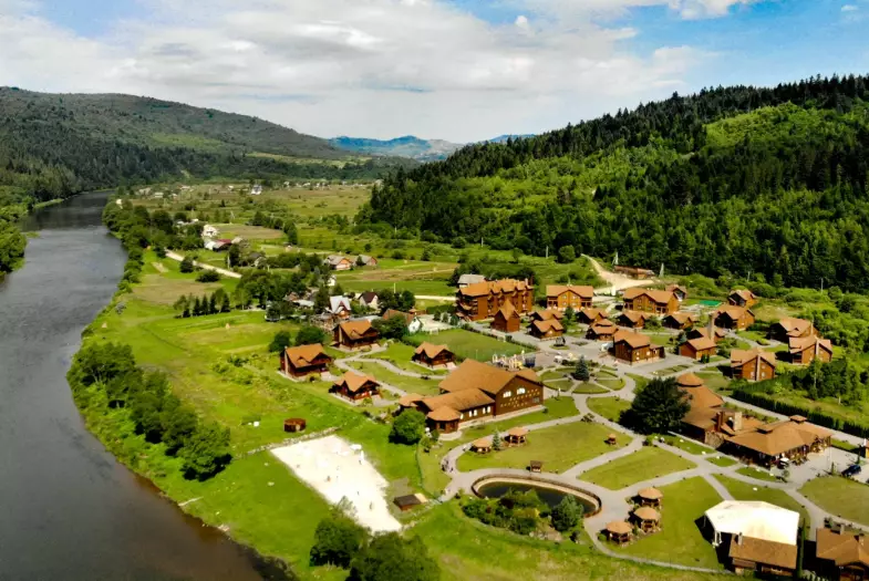 Територія TAOR Karpaty з котеджами серед зелених карпатських схилів