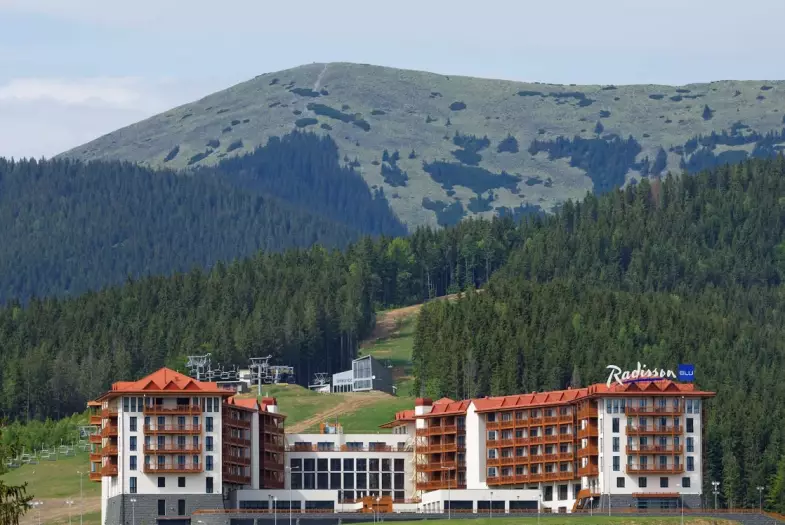Будівля Radisson Blu Resort Bukovel на тлі карпатських гір