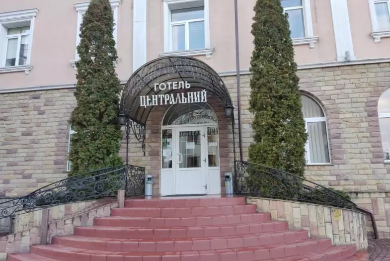 Вхід до готелю «Центральний» у Хмельницькому