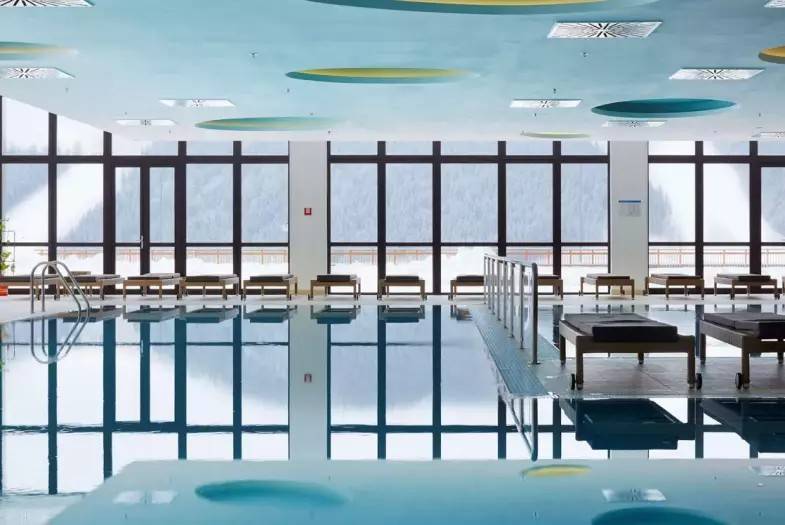Критий басейн із панорамними вікнами у Radisson Blu Resort, Bukovel